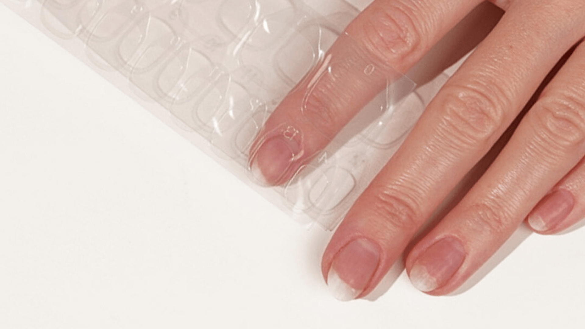 How to: Press Ons – Bien appliquer l'autocollant adhésif - Doonails France