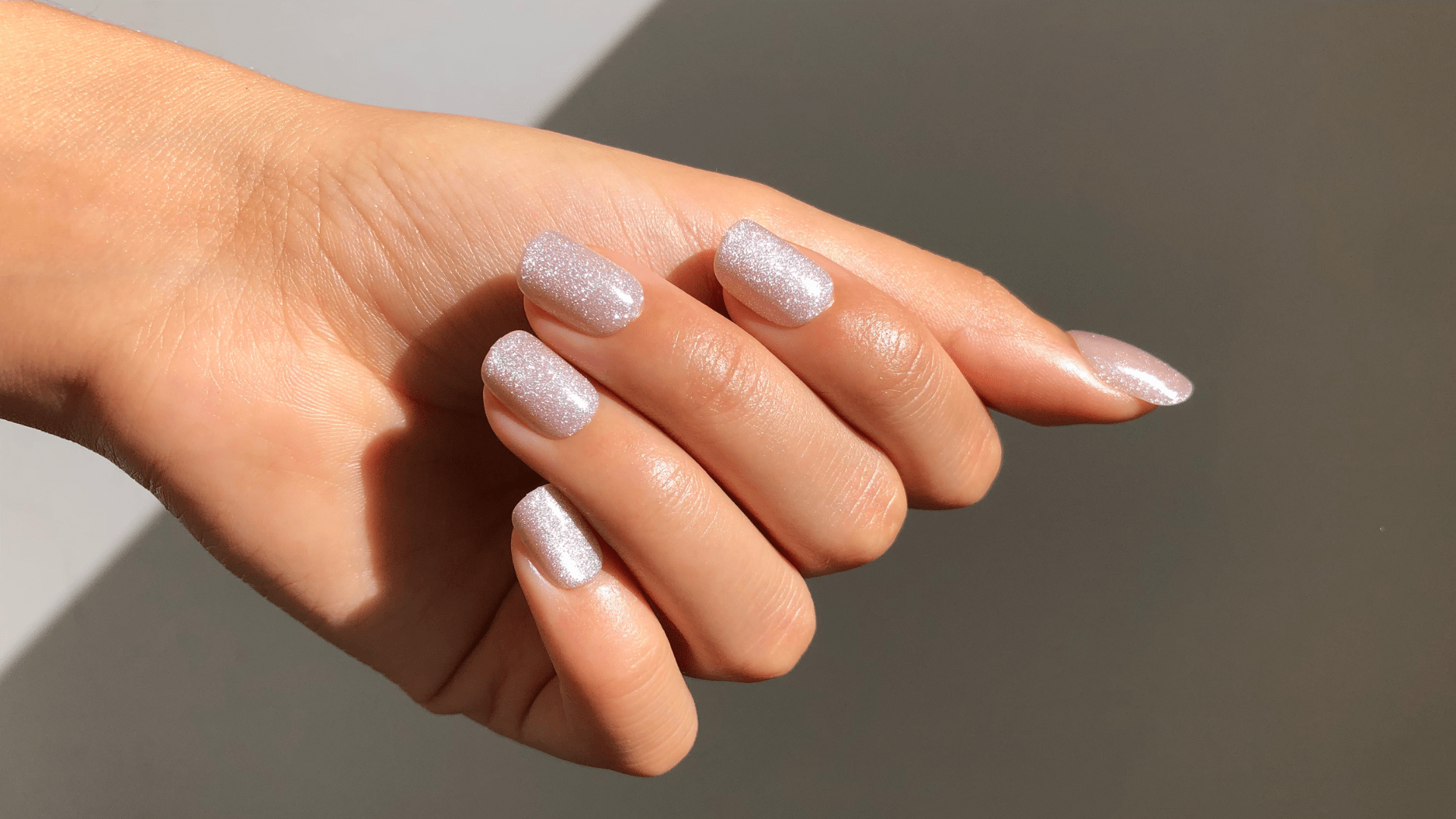 Des paillettes douces nudes - des ongles naturellement scintillants - Doonails France