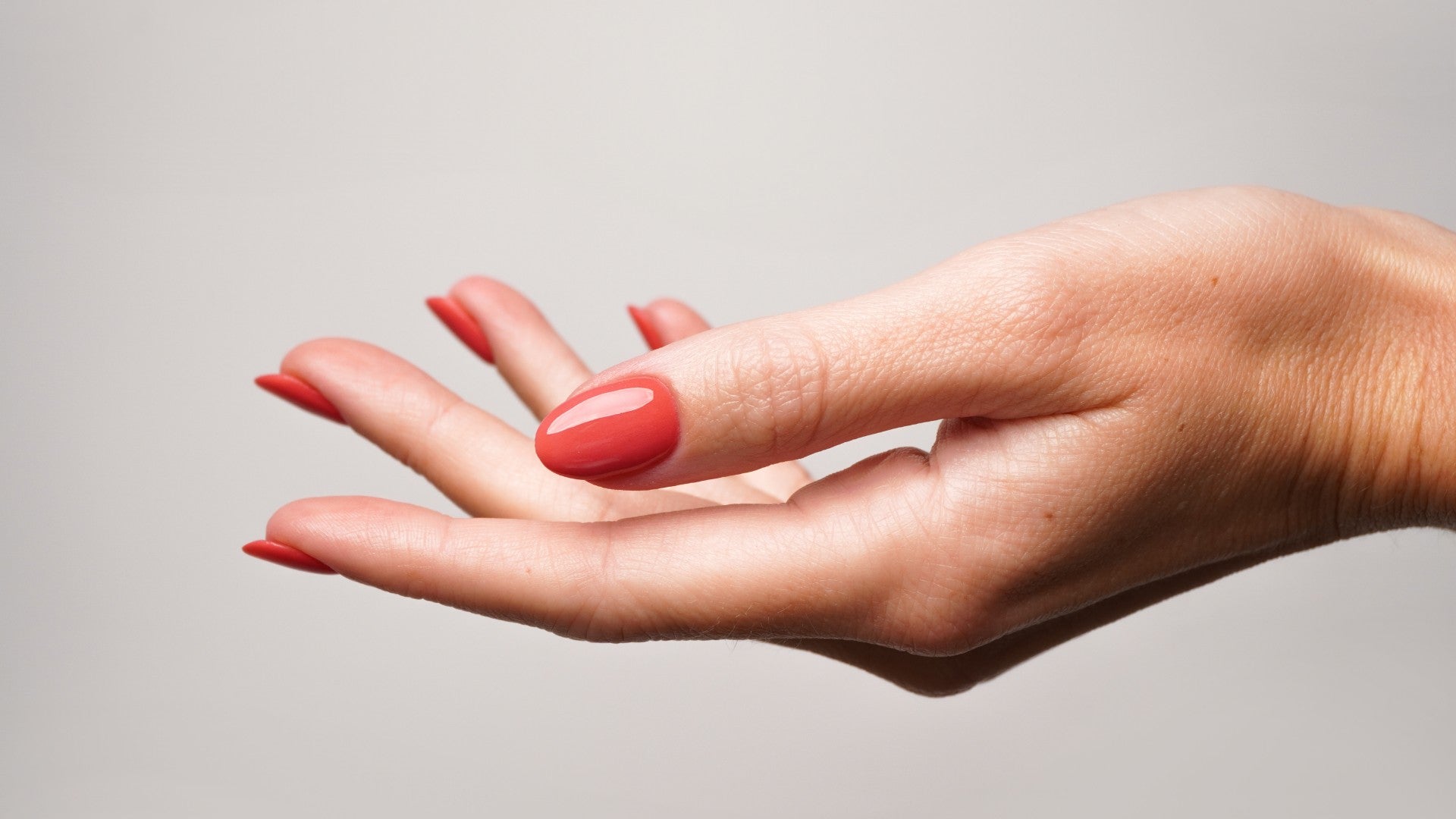 Fini de se ronger les ongles : Pourquoi la poudre Dipping Powder peut aider ici ? - Doonails France