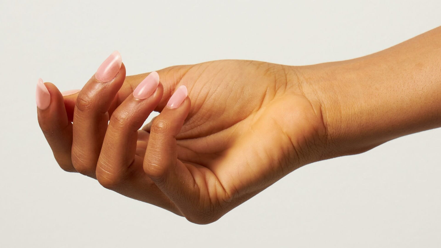 Des décolorations sur tes ongles naturels ? ça pourrait être des Greenies.