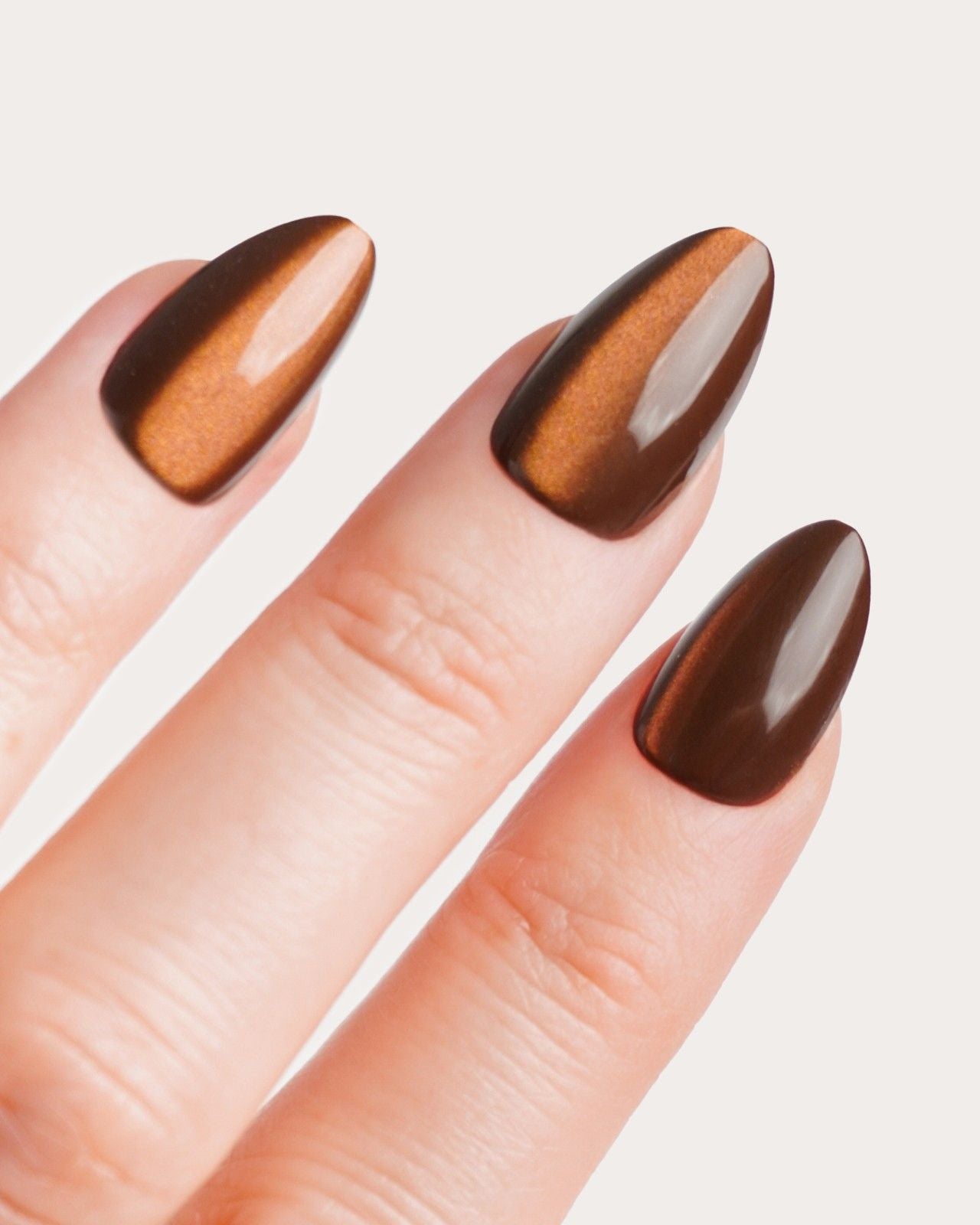 Press Ons en gel souple Glass Brown Cat Eye Courte Amande