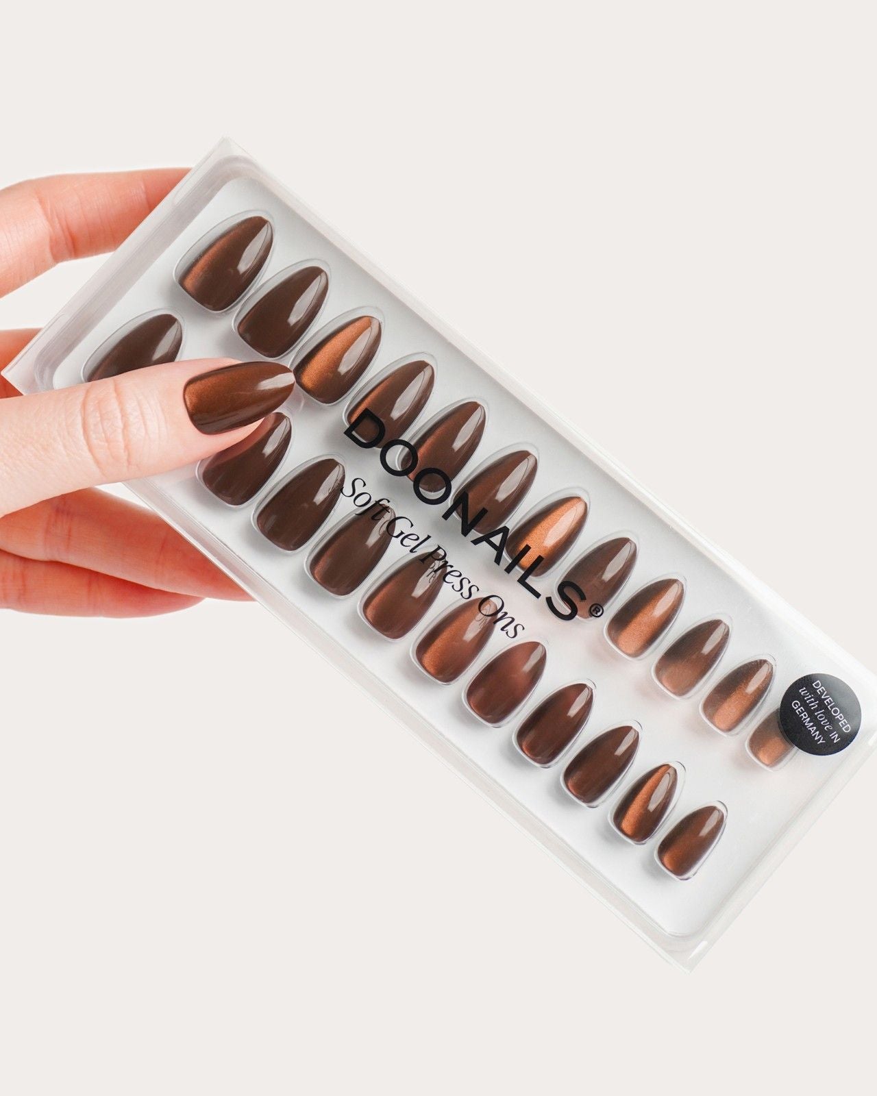 Press Ons en gel souple Glass Brown Cat Eye Courte Amande