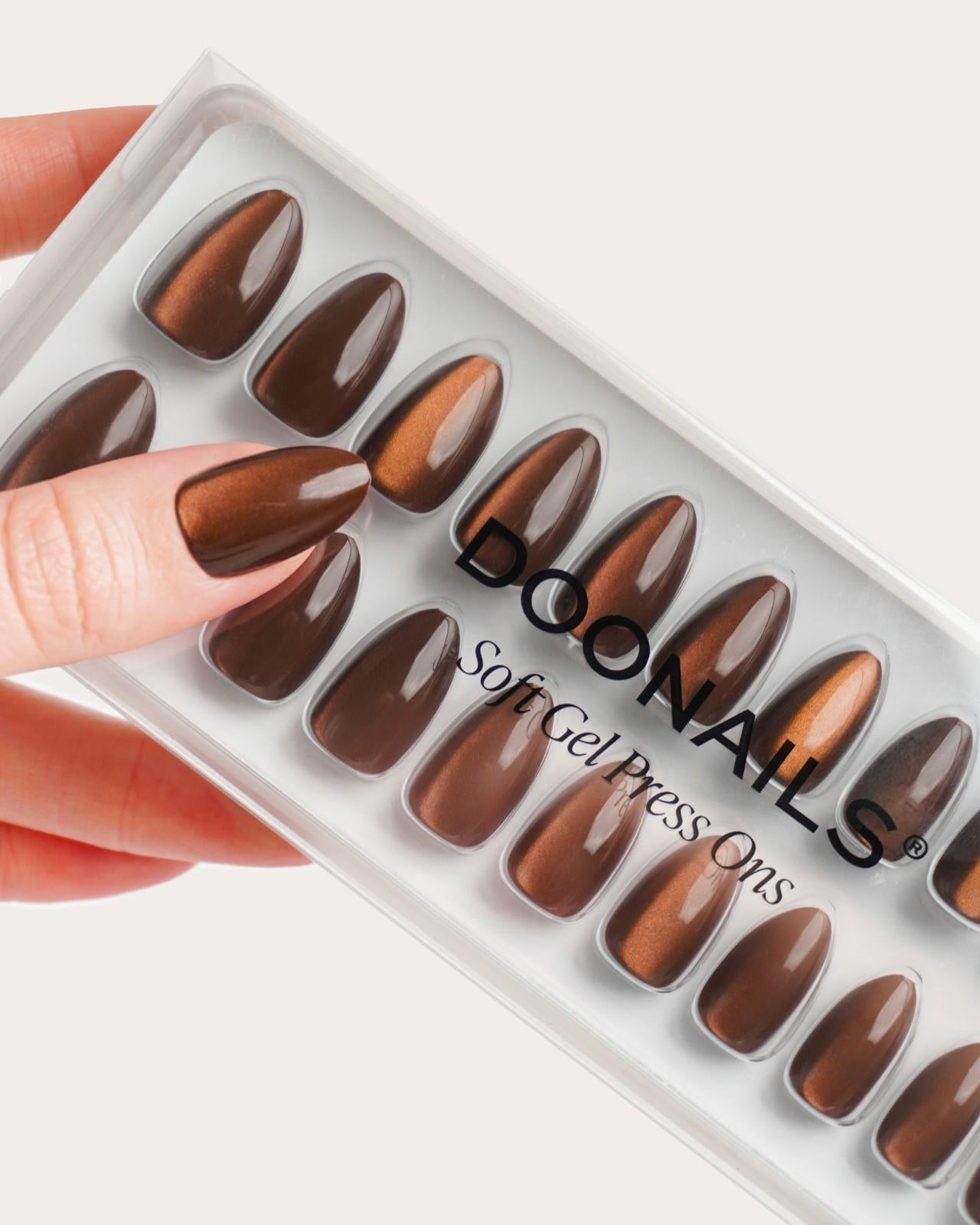 Press Ons en gel souple Glass Brown Cat Eye Courte Amande