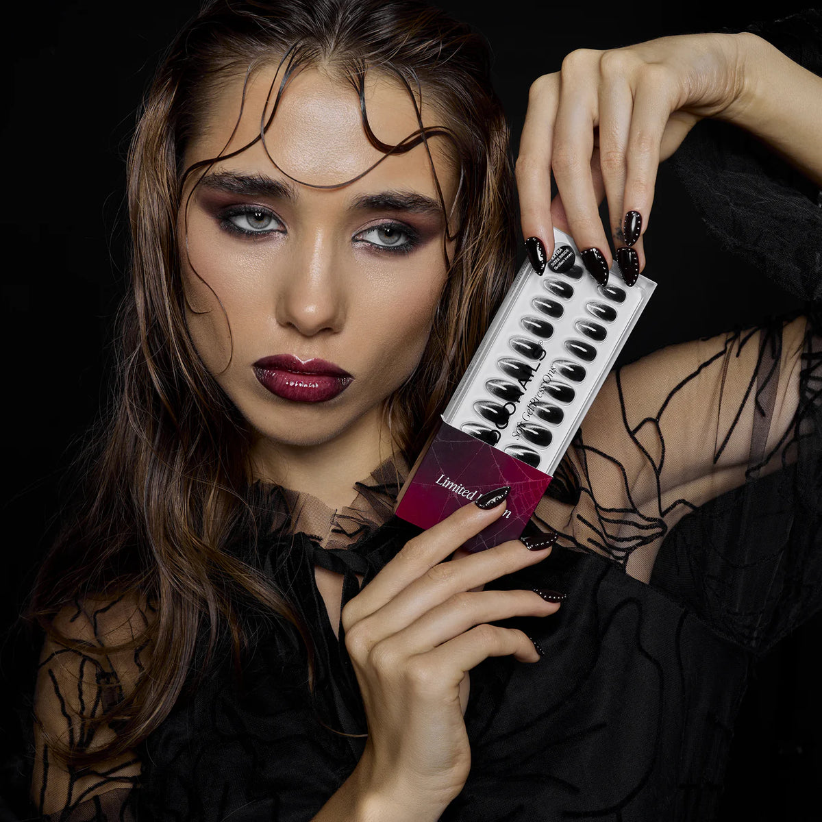 <div class="metafield-rich_text_field"><h2>Cat eye noir et argenté</h2><p>En Ultra Courte Carré et Courte Amande</p></div>